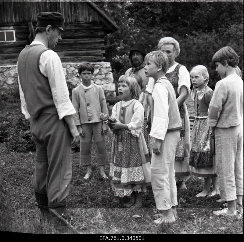 Stuudio "Tallinnfilm" muusikaline lastefilm "Nukitsamees". Filmisteenis isa rollis Aarne Üksküla (vasakul), Iti osas Anna-Liisa Kurve (vasakult 2.), Kusti osatäitja Ülari Kirsipuu (3.) ja ema rollis Ines Aru.