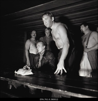 Stseen filmist "Metskannikesed". Metsavendade punker. Kristjani rollis Enn Klooren, Sanderi rollis Sulev Luik, "Sanderi rühma mehe" rollis Toomas Vohu, Reinu rollis Tõnu Kark, Kalevi rollis Robert Gutman  similar photo