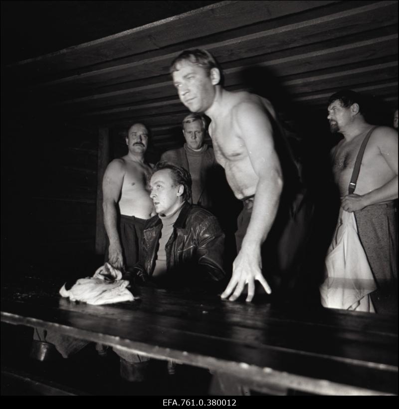 Stseen filmist "Metskannikesed". Metsavendade punker. Kristjani rollis Enn Klooren, Sanderi rollis Sulev Luik, "Sanderi rühma mehe" rollis Toomas Vohu, Reinu rollis Tõnu Kark, Kalevi rollis Robert Gutman