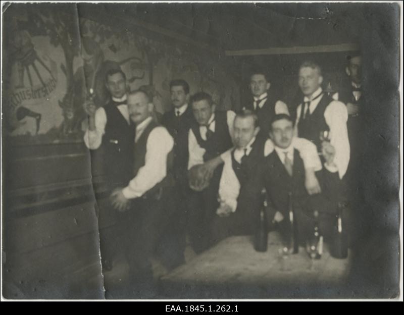 Baltisaksa üliõpilaskorporatsiooni Neobaltia liikmed arvatavasti oma konvendi ruumides, grupifoto