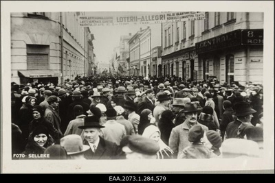 Esimese mai rahvusvahelise töörahvapüha demonstratsioon Tartus 01.05.1932, rongkäik Rüütli tänaval  duplicate photo