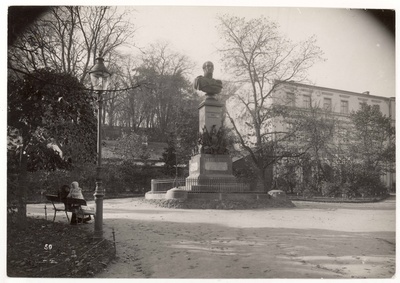 Barclay plats and Barclay de Tolly monument. View of the candle from the tn  duplicate photo
