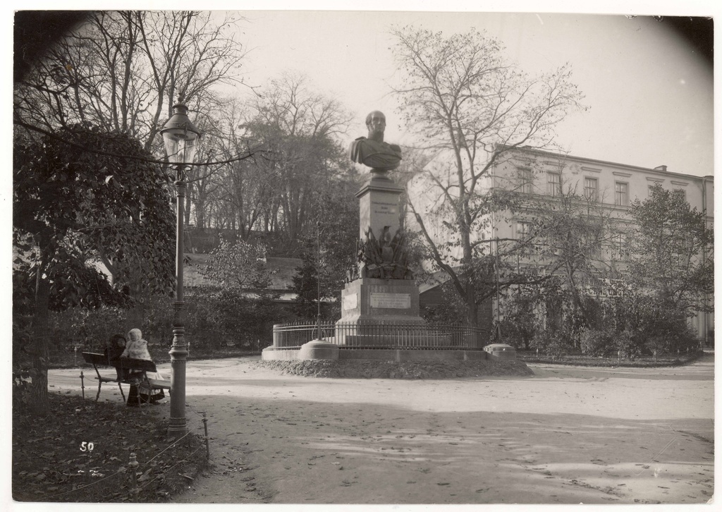 Barclay plats and Barclay de Tolly monument. View of the candle from the tn
