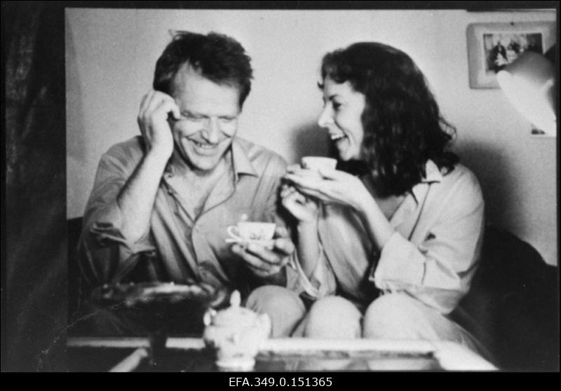 Kaader Tallinnfilmi mängufilmist Regina. Karl - Evald Hermaküla, Regina - Ülle Kaljuste.