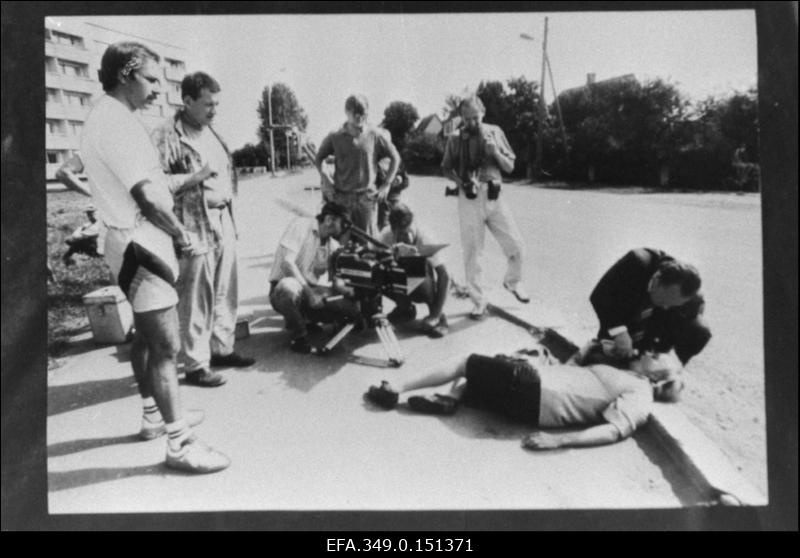 Tallinnfilmi filmigrupp mängufilmi Halastajaõde ehk ainult hulludele võtetel. Vasakult kaskadöör Stepan Maurits ja režissöör-lavastaja Arvo Iho, kaamera taga operaator-lavastaja Ago Ruus, paremal seisab fotograaf Viktor Mendunen. Maas lamab Rita (Margarita Terehhova), tema kohale on kummardunud Viktor (Mihkel Smeljanski).