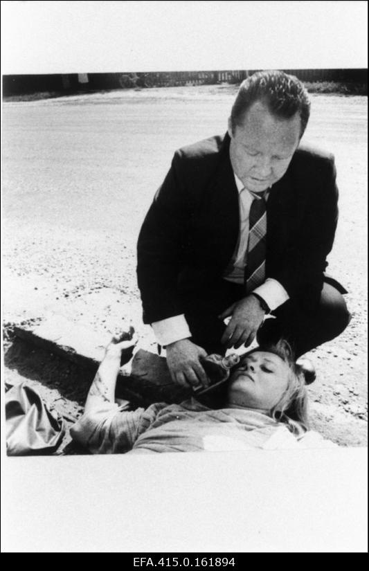 Kaader “Tallinnfilmi” mängufilmist “Ainult hulludele”. Rita - Margarita Terehhova ja Viktor - Mihkel Smeljanski.