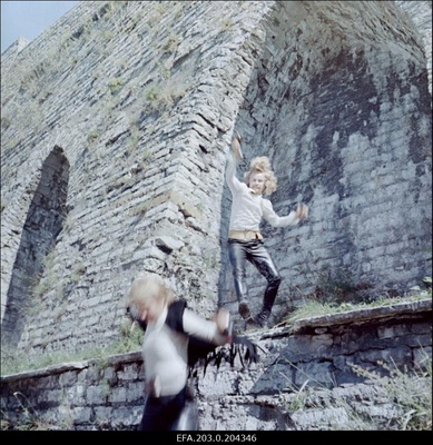 Stseen Tallinnfilmi mängufilmist "Don Juan Tallinnas". Mõõgavõitlust peavad Don Alfonso (Rein Kotkas) - ründel ja Don Juan (Gunta Virkava) - hüppel.  similar photo