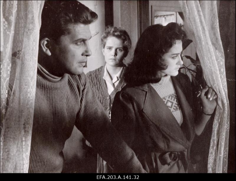 Näitlejad A. Orav (vasakult), V. Härm ja  Ü. Ulla filmistuudio Tallinnfilm mängufilmi Õhtust hommikuni võtetel.