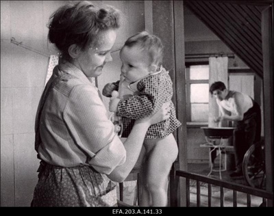 Näitlejad V. Härm (vasakul) ja A. Orav filmistuudio Tallinnfilm mängufilmi Õhtust hommikuni võtetel.  similar photo