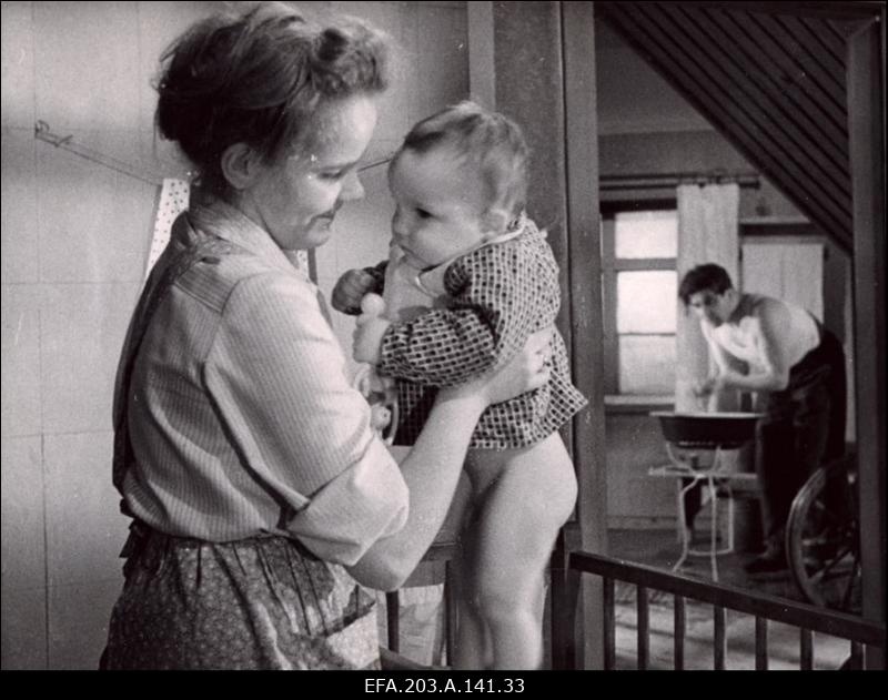 Näitlejad V. Härm (vasakul) ja A. Orav filmistuudio Tallinnfilm mängufilmi Õhtust hommikuni võtetel.