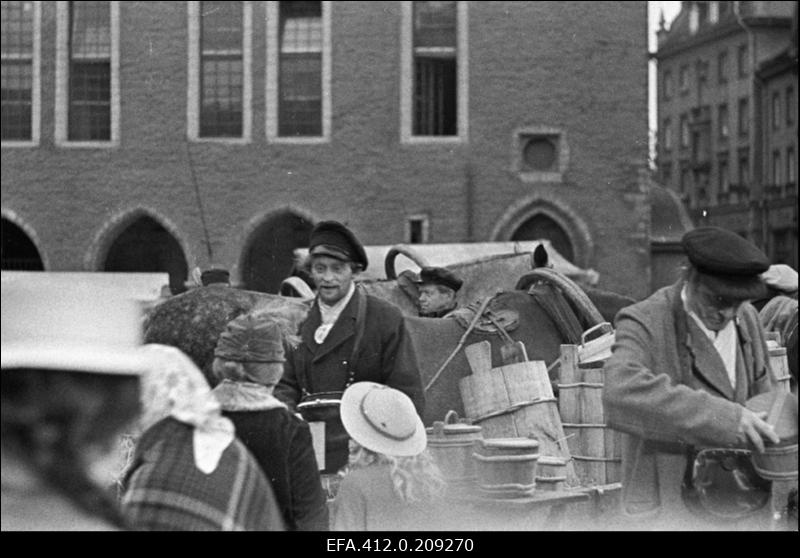 Jüri Järvet Tallinnfilmi mängufilmi "Mäeküla piimamees" võtetel Raekoja platsil.