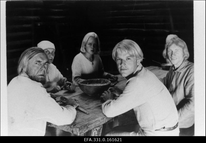 Kaader stuudio “Tallinnfilm” mängufilmist “Libahunt”. Osades (vasakult) Arnold Sikkel, Evi Rauer, Malle Klaassen, Voldemar Paavel, Evald Hermaküla.