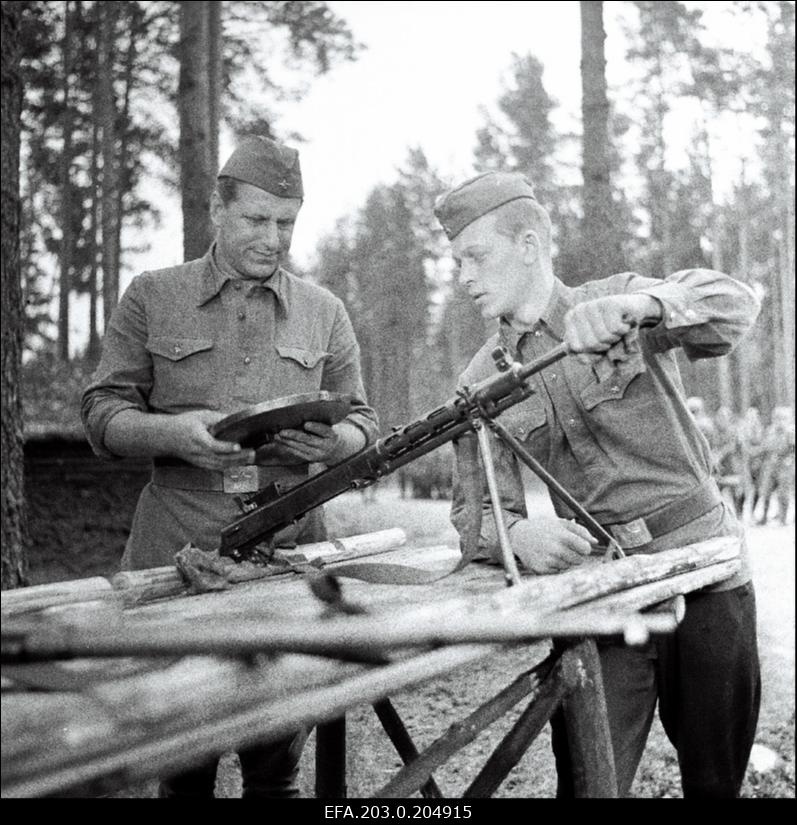 Stseen Tallinnfilmi mängufilmist "Inimesed sõdurisinelis". RElvadega tegelevad Tääger (Heino Raudsik) ja Viies (Kenno Oja).