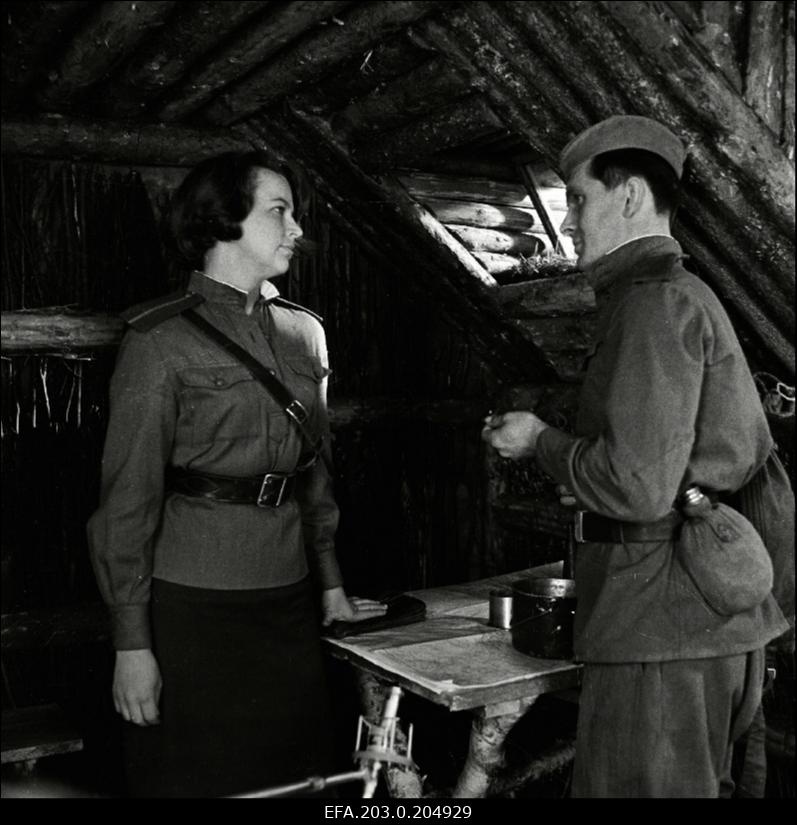 Stseen Tallinnfilmi mängufilmist "Inimesed sõdurisinelis". Barakis ajavad juttu Kirsti (Kiira Kikerpuu) ja Kalm (Rudolf Allabert).
