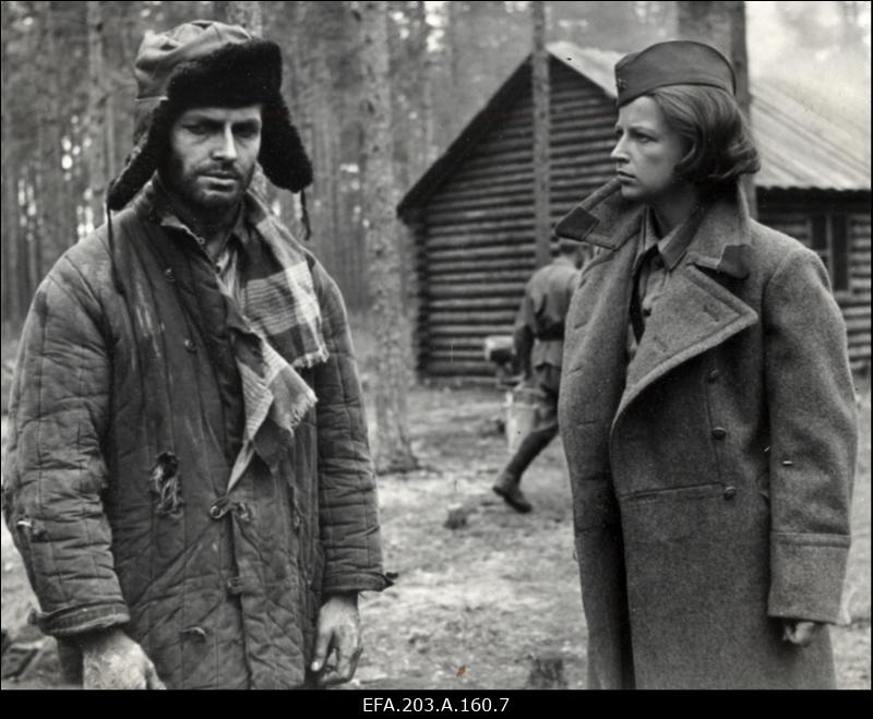 Kaader filmistuudio Tallinnfilm mängufilmist Inimesed sõdurisinelis. Paremal näitleja K. Kikerpuu.
