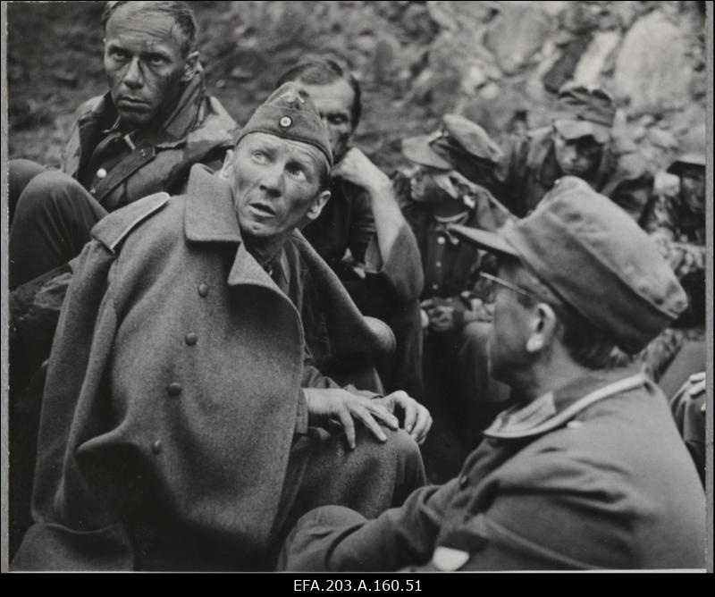Kaader filmistuudio Tallinnfilm mängufilmist Inimesed sõdurisinelis.