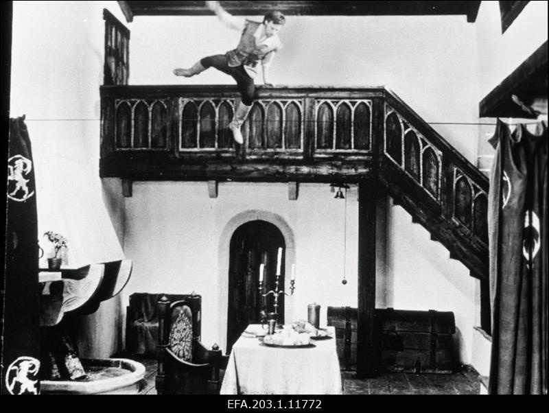 Stseen Tallinnfilmi mängufilmist "Viimne reliikvia". Gabriel hüppel.