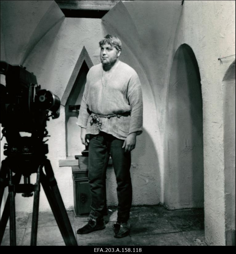 Riia J. Rainise nim. teatri näitleja Uldis Vazdiks Siimu osas filmistuudio Tallinnfilm mängufilmis Viimne reliikvia.