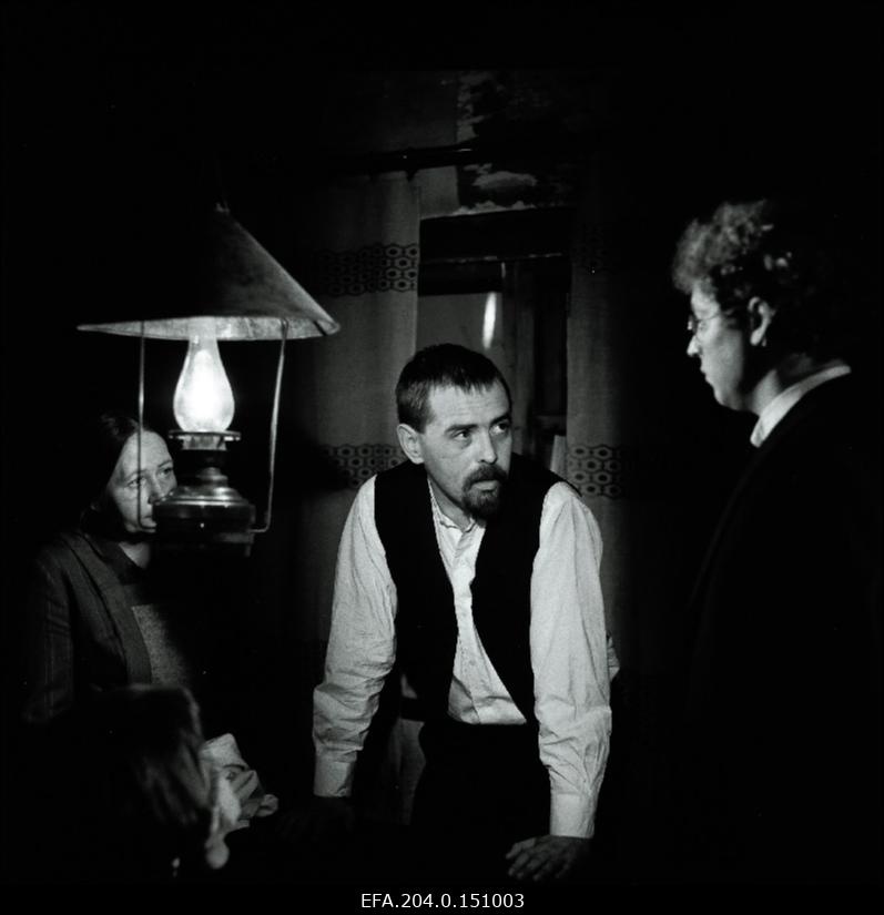 Kaader Tallinnfilmi mängufilmist Saja aasta pärast mais. V. Kingissepa osas Eesti NSV teeneline kunstnik Jüri Krjukov.