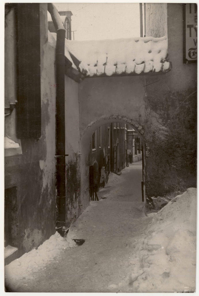 Step Street (Nõelasilm) between Harju Street and Niguliste Church. View from W, from the Church of Niguliste, the beginning of the street.