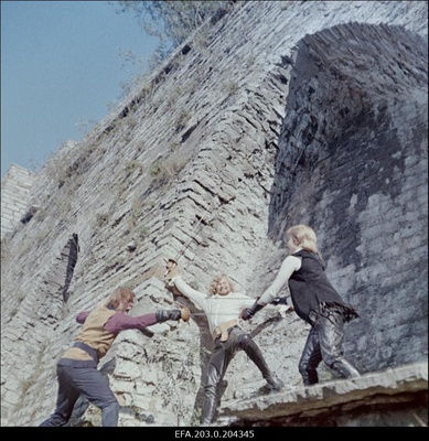 Stseen Tallinnfilmi mängufilmist "Don Juan Tallinnas". Toompea müüri juures peavad mõõgavõitlust (vasakult:) Don Rodrigo (Siim Rulli), Don Alfonso (Rein Kotkas) ja Don Juan (Gunta Virkava).  similar photo