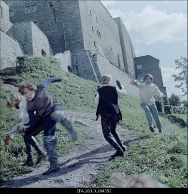 Stseen Tallinnfilmi mängufilmist "Don Juan Tallinnas". Mõõgavõitlust peavad (paremalt) Don Carlos (Igor Kurve) ja Don Juan (Gunta Virkava). Lahinguväljalt põgenevad (vasakult) Don Alfonso (Rein Kotkas) ja Don Antonio (Tõnis Rätsep).  similar photo