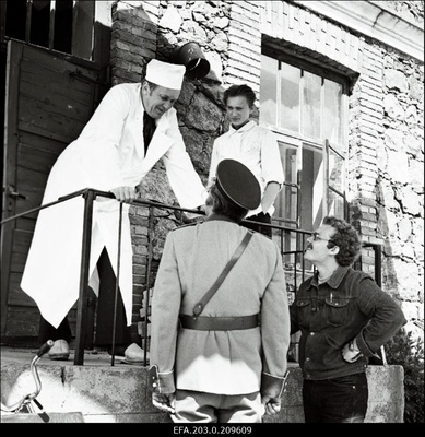 Tallinnfilmi mängufilm "Karikakramäng: Tätoveering". Filmivõtted. Meieri osatäitja Arnold Altmäe, konstaabli osatäitja Karl Kalkun, Marguse osatäitja Arvo Kukumägi, režissöör Peeter Simm.  similar photo