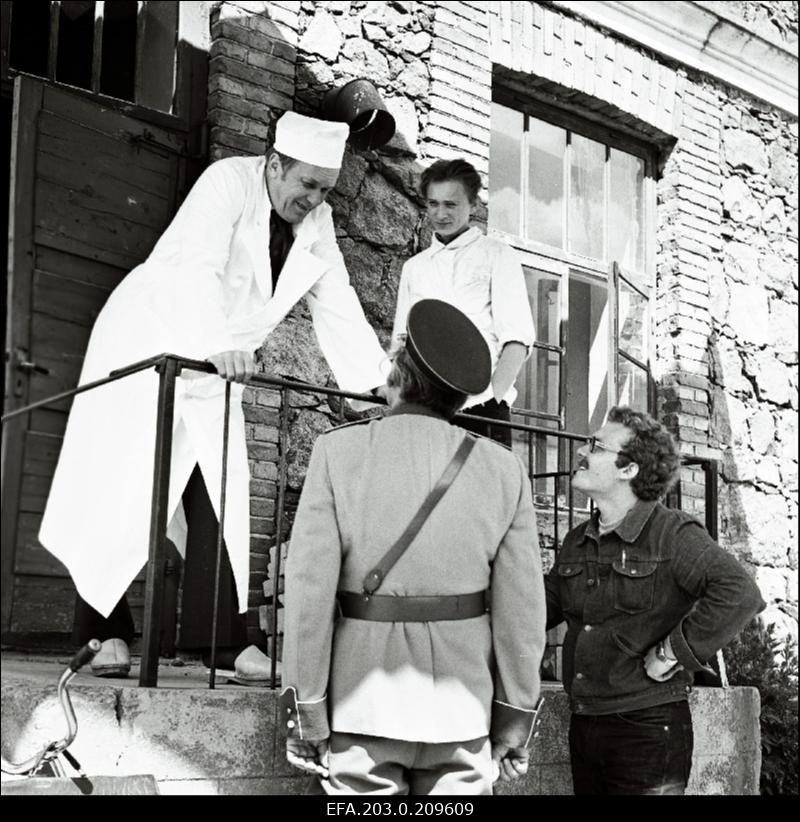 Tallinnfilmi mängufilm "Karikakramäng: Tätoveering". Filmivõtted. Meieri osatäitja Arnold Altmäe, konstaabli osatäitja Karl Kalkun, Marguse osatäitja Arvo Kukumägi, režissöör Peeter Simm.