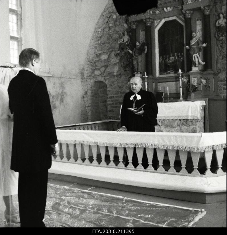 Kaader Tallinnfilmi mängufilmist "Sügis". Juuli osas Liina Tennosaar, Kiire osas Margus Lepa, pastori osas Arnold Kasuk.