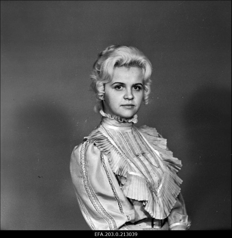 Riina Hein Raja Teele rollis Tallinnfilmi mängufilmis "Suvi".