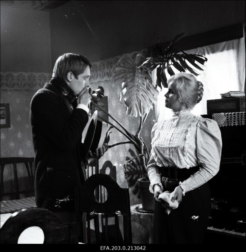 Kaader Tallinnfilmi mängufilmist "Suvi". Jorh Adniel Kiire osas Margus Lepa, Raja Teele osas Riina Hein.