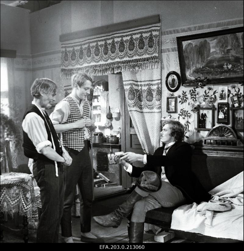 Kaader Tallinnfilmi mängufilmist "Suvi". Papa Kiire osas Ervin Abel, Jorh Adniel Kiire osas Margus Lepa, Joosep Tootsi osas Aare Laanemets.