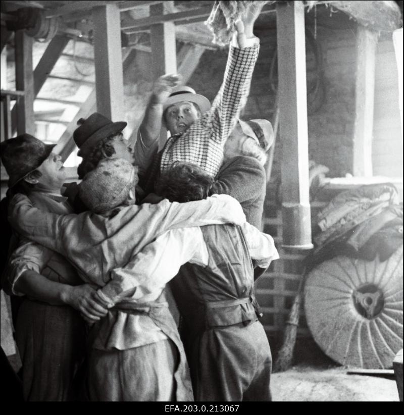 Kaader Tallinnfilmi mängufilmist "Suvi". Puntratants. Kiire osas Margus Lepa, Tootsi osas Are Laanemets.