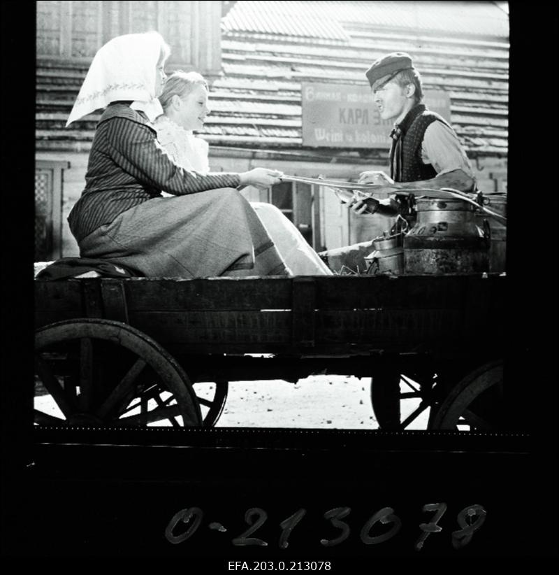 Kaader Tallinnfilmi mängufilmist "Suvi".  Raja Teele osas Riina Hein,  Aliide osas Tiina Rääk, Jorh Adniel Kiire osas Margus Lepa.