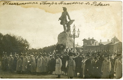 Peeter I monument Vabaduse väljakul (kõrvaldatud 1922), sõjaväelaste kogunemine (paraad?) monumendi ümber. Skulptor Leopold Berenstamm  duplicate photo