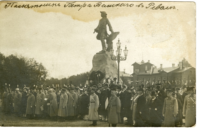 Peeter I monument Vabaduse väljakul (kõrvaldatud 1922), sõjaväelaste kogunemine (paraad?) monumendi ümber. Skulptor Leopold Berenstamm