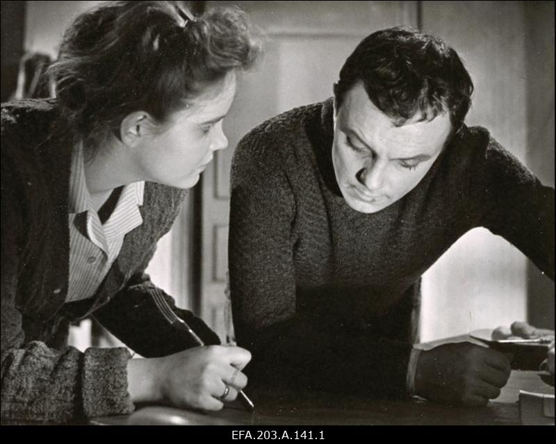 Näitlejad V. Härm (vasakul) ja K. Lavrov filmistuudio Tallinnfilm mängufilmi Õhtust hommikuni võtetel.