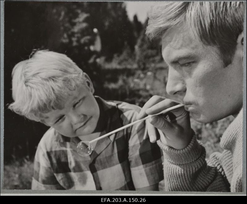 Jozas Budraitis (paremal) Taneli osas filmistuudio Tallinnfilm mängufilmis Tütarlaps mustas.