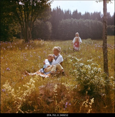 Stuudio "Tallinnfilm"  muusikaline lastefilm "Nukitsamees" filmivõtted. Ema osatäitja Ines Aru, Kusti osas Ülari Kirsipuu, Iti osas Anna-Liisa Kurve.  similar photo