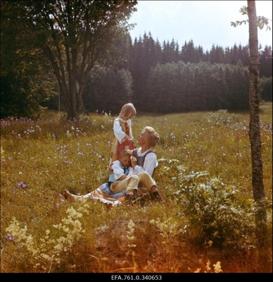 Stuudio "Tallinnfilm"  muusikaline lastefilm "Nukitsamees" filmivõtted. Ema osatäitja Ines Aru, Kusti osas Ülari Kirsipuu, Iti osas Anna-Liisa Kurve.  similar photo