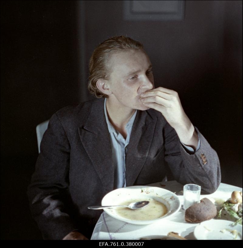 Stseen filmis "Metskannikesed". Tõnu rollis Arvo Kukumägi