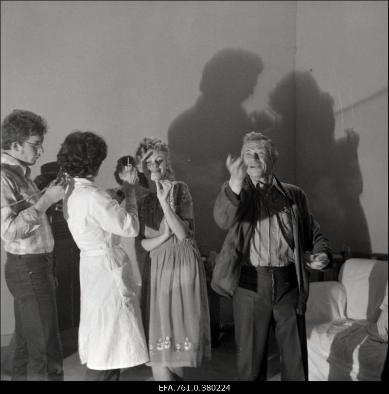 Filmi "Metskannikesed" võtted. Operaatori assistent Peeter Lõõbas, grimeerija Aita Levoll, näitleja Merle Talvik, režissöör Kaljo Kiisk