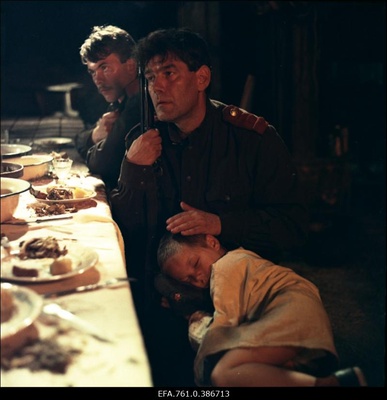 Filmi "Äratus" filmimine. Sõdurid-küüditajad Vennaru talu laua ääres. Petersonide laps.  duplicate photo