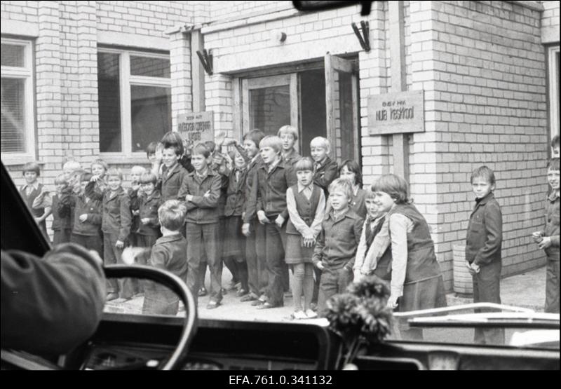 Stuudio "Tallinnfilm" muusikaline lastefilm "Nukitsamees". Filmis osalejad kohtumas Nuia Keskkooli õpilastega.