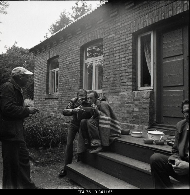 Stuudio "Tallinnfilm" muusikaline lastefilm "Nukitsamees". Filmivõtete vaheajal. Vasakult 2. Jüri Kartušin, 3. Viktor Mendunen.