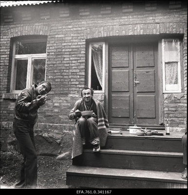 Stuudio "Tallinnfilm" muusikaline lastefilm "Nukitsamees". Filmivõtete vaheajal. Vasakult 1. Jüri Kartušin, 2. Viktor Mendunen.  similar photo