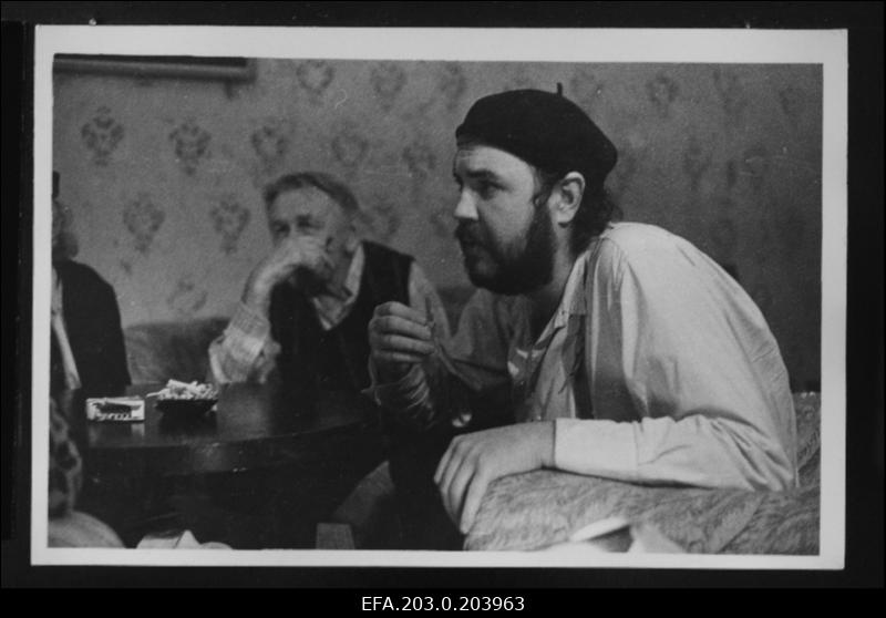 Tallinnfilmi mängufilm "Ainus pühapäev". Istuvad Oskar Liigand ja Paul Poom.