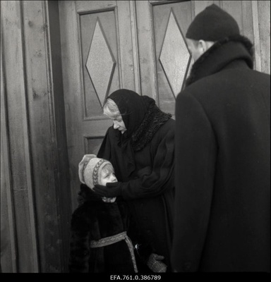 Filmi "Äratus" filmimine. Hilja Varem Nuudimäe Armilde osas. Liina Lintrop Väikese Liisi osas. Sulev Luik Linnamehe osas. Küüditajad on jõudnud Määritsa tallu.  duplicate photo