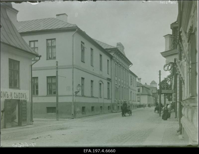 Rüütli tänav. Vasakul Aleksandri Gümnaasium.