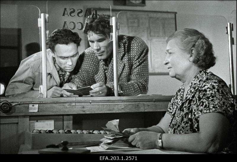 Kaader filmistuudio Tallinnfilm mängufilmist Vihmas ja päikeses, Jaan Riit - Jaan Saul, Roman - Nikolai Slitšenko (vasakul).